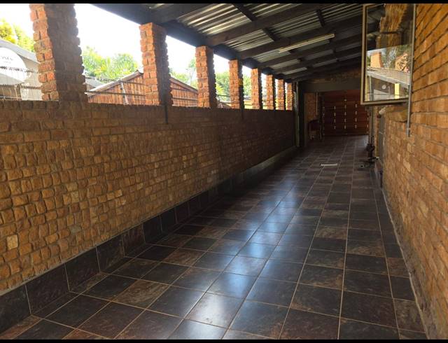 5 BEDROOM HOUSE FOR SALE IN FLORA PARK
